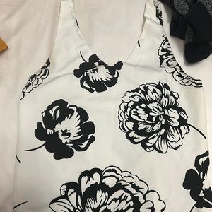 Beautiful Banana republic formal top . Can be worn with/without a jacket